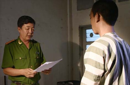Cướp tiệm vàng chỉ là…. hàng mã - 2 Cơ quan Công an công bố quyết định
khởi tố vụ án, khởi tố bị can với Phan Minh Trí.