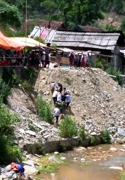 Khe
suối nơi nghi can rơi xuống sau khi vật lộn với nạn nhân.