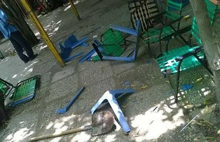 Vào quán truy sát giữa ban ngày - 1 Hiện trường quán của gia đình anh Tùng bị đập phá đồ
đạc. Ảnh: TK