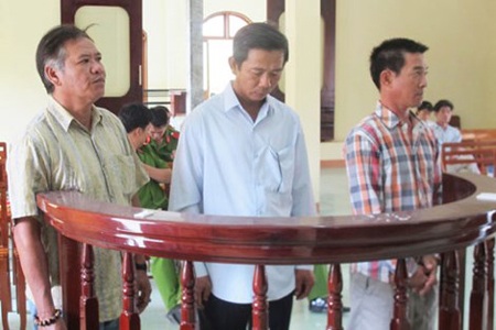 Nhập hộ khẩu khống để 12 Việt kiều nhập lậu ô tô - 1 Các
bị cáo liên quan đến kháng cáo tại phiên tòa phúc thẩm. Ảnh: TẤN LỘC