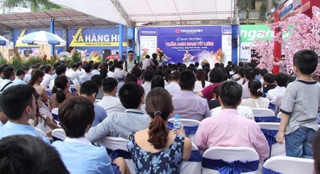 Những
màn biểu diễn ấn tượng tại lễ khai trương siêu thị mới thu hút rất nhiều người
xem