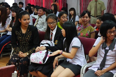Tại sao học sinh lên lớp 10 cần chương trình đào tạo đặc biệt? - 1 Học sinh trường quốc tế TIS giao lưu với trường của Malaysia.