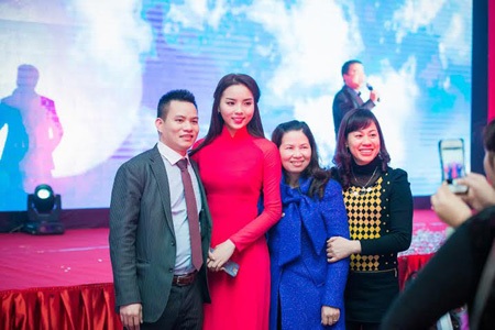 Xinh đẹp và thân thiện, cô nhận được rất nhiều tình
cảm của các vị khách mời.