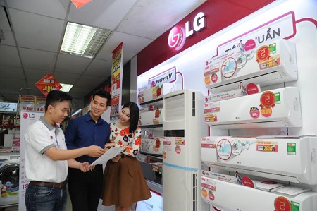 Thị trường điện lạnh “nóng” theo thời tiết - 1 Doanh số bán ra của mặt hàng máy
lạnh trong năm 2015 dự kiến sẽ tăng mạnh