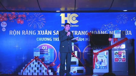 Những lá thư của khách hàng và giá trị của niềm tin - 2 Khách hàng Ngô Quang Khanh xúc động đọc thư cảm ơn HC ngay tại Lễ trao giải