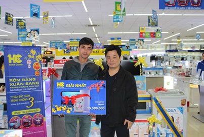 Những lá thư của khách hàng và giá trị của niềm tin - 5 Đại diện HC Tam Trinh trao giải nhất cho anh Trần Văn Tuấn