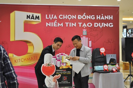 Kitchmate tổ chức lễ bốc thăm trúng thưởng “5 năm - Lựa chọn đồng hành, niềm tin tạo dựng” - 5 Khách hàng lên kiểm tra dấu niêm phong phiếu BTTT