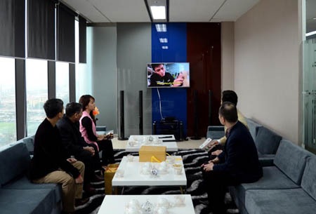 Giới doanh nhân mong đợi gì từ Kỳ Linh Ất Mùi? - 6 Ông Lê Quốc Trung cùng đoàn đại diện Dự án 1102 chiêm ngưỡng lại quá trình chế tác