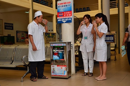 Đại diện lãnh đạo bệnh viện vui mừng đón nhận
những chiếc máy lọc nước R.O Sunhouse