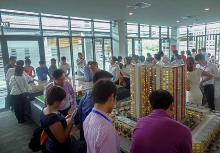 The One Residence hấp dẫn đến những căn hộ cuối cùng - 1 Hơn 300 khách hàng tham dự lễ mở bán The One Residence sáng 6/6/2015.