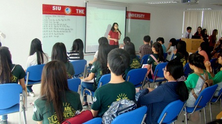 Tham quan CLB Kinh tế tại Trường Đại học Quốc tế Sài Gòn