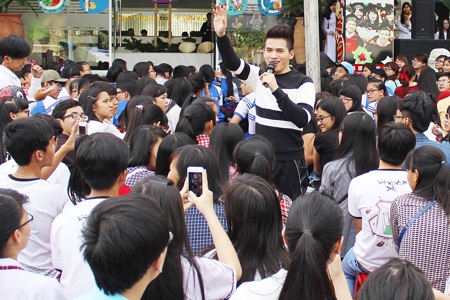 Ca sĩ Quốc Thiên tại Ngày hội thông tin SIU