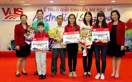 Công bố chủ nhân chuyến “Du học Hè tại Úc & Singapore” 2015 Của Anh Văn Hội Việt Mỹ (VUS) - 1 Đại diện VUS trao giải và chúc mừng học viên cùng phụ huynh