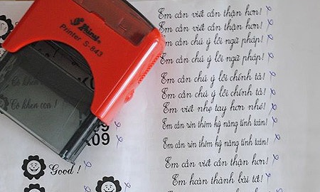 Hình ảnh lạ sau quy định mới của ngành giáo dục - 1 Những mẫu được các giáo viên, nhà trường đặt hàng khá đa dạng.