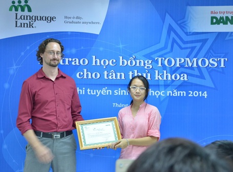 Ông Ian Normile -GĐ Học vụ Language Link trao tặng học bổng cho Vũ Thu Thủy
