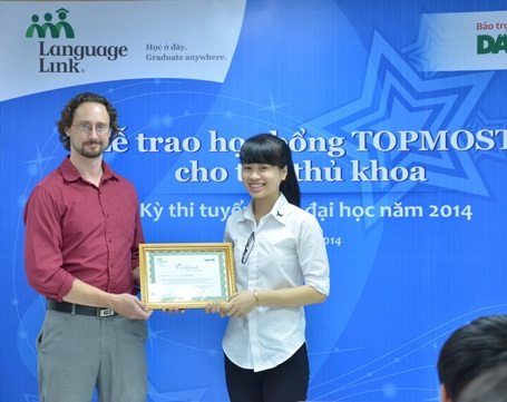 Nụ cười rạng rỡ của thủ khoa Lê Thị Ngà khi nhận học bổng