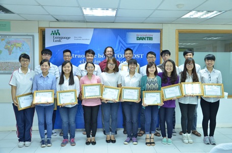 Tập thể các bạn sinh viên xuất sắc nhận học TOPMOST 2014