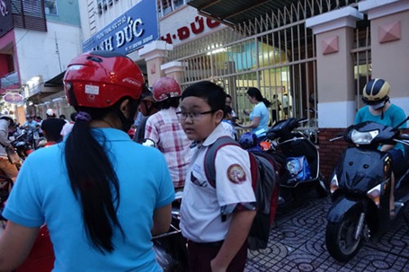 Sáng đèn dạy thêm - 1 Thành phố lên đèn cũng là lúc nhiều học sinh miệt mài vào lớp học thêm. (Ảnh: Minh Trung)