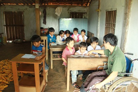 Thầy giáo liệt hai chân mở lớp miễn phí dạy trẻ nghèo - 1 Lớp học nghèo nhưng ấm áp tình thầy trò