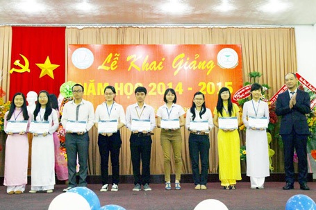Rohto- Mentolatum (VN) trao học bổng đến sinh viên nghèo năm 2014 - 2 Rohto- Mentolatum (VN) trao học bổng đến sinh viên nghèo năm 2014