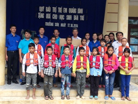 Quảng Bình: Nhiều đồ dùng bán trú, áo phao đến với học sinh vùng lũ - 1 Quảng Bình: Nhiều đồ dùng bán trú, áo phao đến với học sinh vùng lũ