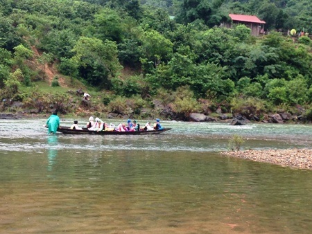 Quảng Bình: Nhiều đồ dùng bán trú, áo phao đến với học sinh vùng lũ - 3 Có áo phao, các em học sinh ở bản Cây Sú không còn lo bị đuối nước mỗi khi qua sông