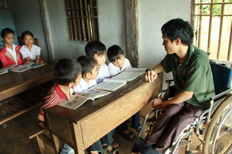Thầy giáo liệt hai chân mở lớp miễn phí dạy trẻ nghèo - 2 Thầy Giới tận tình chỉ dạy cho từng học trò