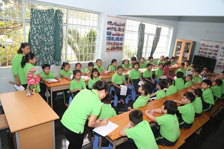 Tại đây các em được đào tạo ngoại ngữ và tin học hoàn toàn miễn phí