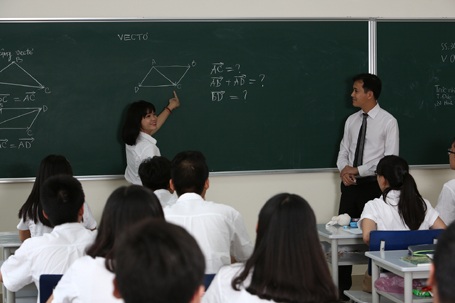 Thầy Đỗ Văn Bảo trong một giờ dạy Toán