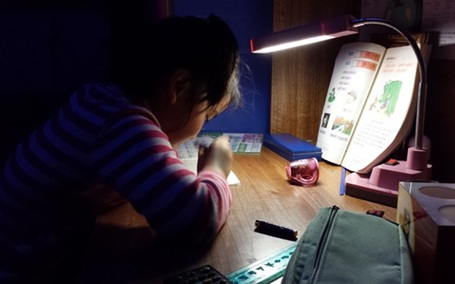 Cấm giao bài tập về nhà: Học sinh vẫn phải học đến khuya
