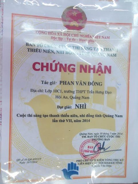 Cậu học trò đam mê sáng tạo sản phẩm từ tre - 3 Phan Văn Đông bên cạnh sản phẩm “Cây cầu có nhịp nâng lên”.