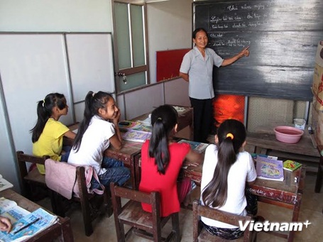 Chuyện cô giáo vùng biển nhận thư khen của Chủ tịch nước - 1 Một giờ dạy học của cô Nguyễn Thị Thông. (Ảnh: Trịnh Duy Hưng/Vietnam+)
