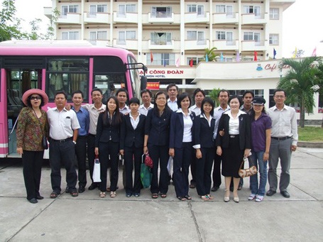 "Mặc đồng phục để... dễ phát hiện người lạ đột nhập trường!" - 2 Thông báo về việc mặc đồng phục đối với giảng viên Trường ĐH Ngân hàng TPHCM