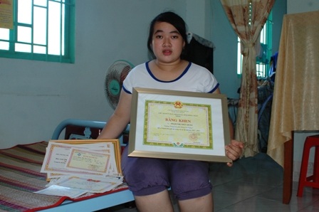 Thùy Dung khoe được tặng Bằng khen đạt thành tích thủ khoa trong kỳ thi tốt nghiệp THPT