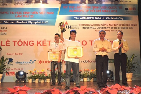 ĐH FPT độc chiếm 2 ngôi vị cao nhất Olympic Tin học SVVN 2014 - 1 Đại diện ĐH FPT nâng cao Siêu Cúp - Giải thưởng danh giá nhất Olympic Tin học SVVN 2014