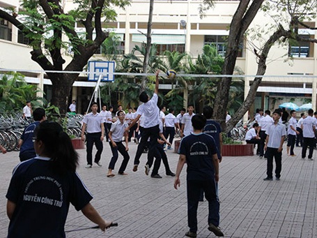 Lao đao vì ngoại khóa - 1 Học sinh Trường THPT Nguyễn Công Trứ trong giờ thể dục. (Ảnh: Huy Lân)