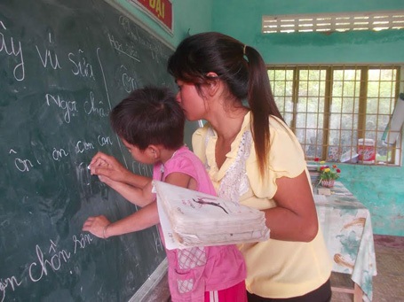Cô giáo Kadong: Người mẹ đỡ đầu cho học sinh vùng cao - 4 Cô Thiết hướng dẫn học sinh học chữ