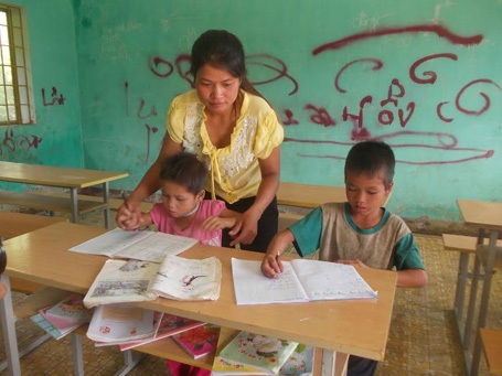 Cô giáo Kadong: Người mẹ đỡ đầu cho học sinh vùng cao - 1 Cô Thiết chỉ dạy học sinh viết chữ