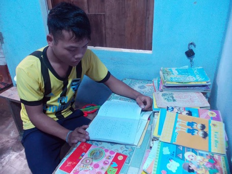 Khu nội trú bỏ hoang, học sinh phải thuê nhà trọ - 3 Dù khó khăn nhưng các em học sinh dân tộc thiểu số rất cố gắng học tập