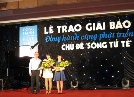 Phóng viên trẻ báo Dân trí nhận 2 giải báo chí “Đồng hành cùng phát triển” - 1 Hai tác giả Yến Trinh và Vũ Thủy nhận giải Nhì