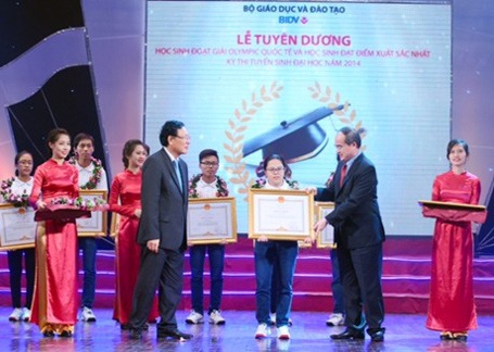 Tuyên dương học sinh đạt giải quốc tế và thủ khoa đại học - 2 Tuyên dương học sinh đạt giải quốc tế và thủ khoa đại học