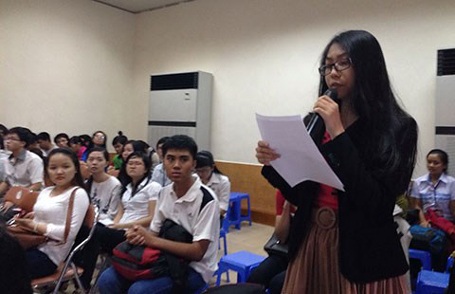 “Với tư cách hiệu trưởng tôi xin lỗi các em” - 1 Sinh viên Trường ĐH Sư phạm TPHCM đặt các câu hỏi với lãnh đạo nhà trường. (Ảnh: P. Điền)