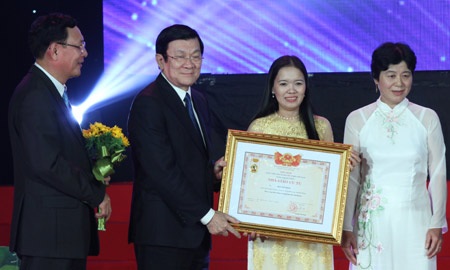 Trò chuyện với Nhà giáo ưu tú trẻ nhất Việt Nam - 1 Cô Mai Thị Thắm trên bục nhận danh hiệu Nhà giáo ưu tú năm 2014. (Ảnh: Văn Chung)