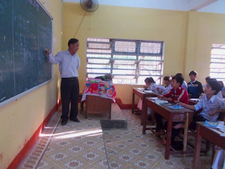 Hai người chiến sĩ cầm súng rồi lại cầm bút - 2 Thầy Bùi Văn Tài trong một buổi lên lớp