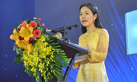 Trò chuyện với Nhà giáo ưu tú trẻ nhất Việt Nam - 2 Cô Mai Thị Thắm trên bục nhận danh hiệu Nhà giáo ưu tú năm 2014. (Ảnh: Văn Chung)