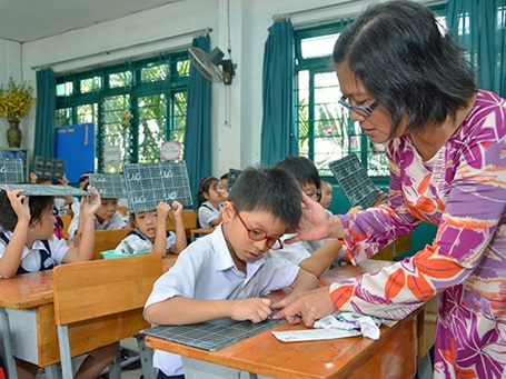 Đã chọn nghề giáo thì đừng toan tính! - 1 Cô giáo uốn nắn cho học trò từng nét chữ, nết người. (Ảnh: Tấn Thạnh)