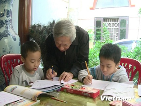 Ông giáo già 22 năm miệt mài dạy học miễn phí nơi sân đình - 1 Thầy Nguyễn Trà giảng bài cho học trò. (Ảnh: PV/Vietnam+)