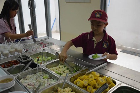 Dinh dưỡng học đường - Cái nhìn từ một trường quốc tế - 1 Học sinh tại trường quốc tế BVIS hứng thú với quầy rau củ quả tự chọn