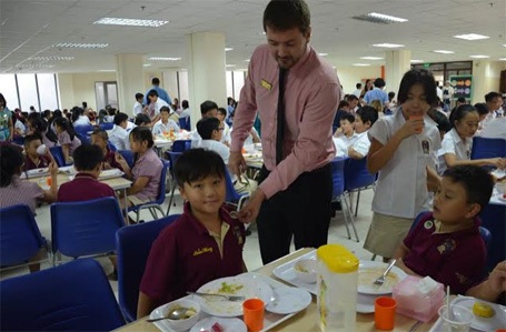 Dinh dưỡng học đường - Cái nhìn từ một trường quốc tế - 2 Các em học sinh hãnh diện khi đạt huy hiệu “Tôi là người ăn uống lành mạnh”