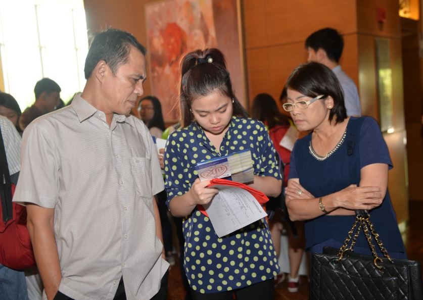 Tư vấn những điều cần biết về du học Anh từ bậc THPT - 2 Phụ huynh và học sinh tại Ngày hội giáo dục Vương quốc Anh